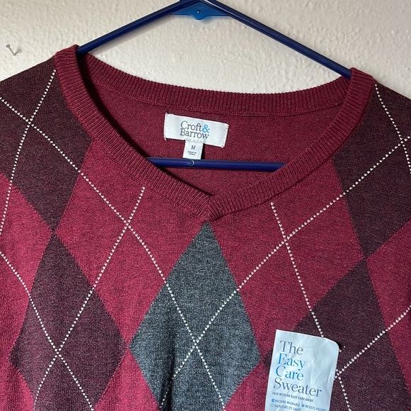 🆕Men’s Red Argyle V-Neck Sweater - Picture 2 of 4